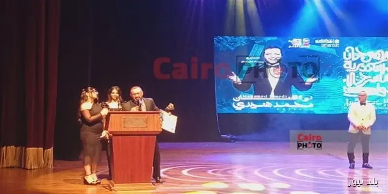 أحمد السقا يتسلم تكريم محمد هنيدي خلال ختام مهرجان الإسكندرية المسرحي الدولي