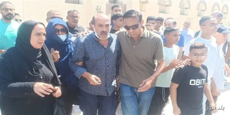 أحمد صيام يتأثر خلال تشييع جنازة شقيقته ويستند على صديقه وزوجته