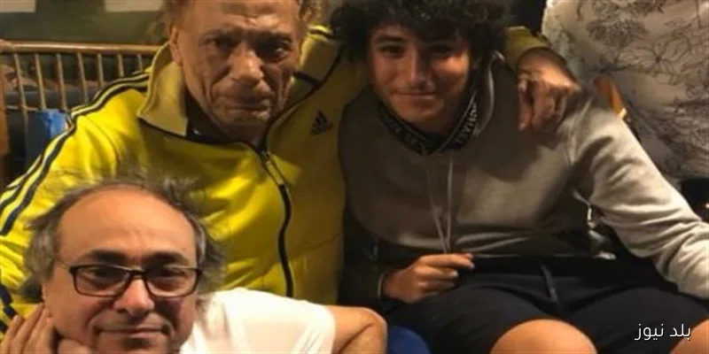 أكرم السعدني يشارك صورة جديدة للزعيم عادل إمام مع شقيقه
