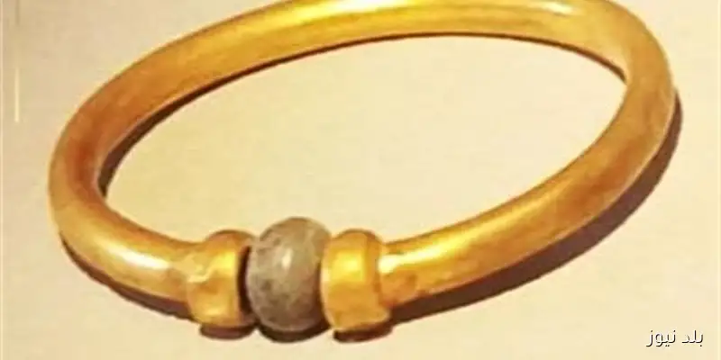 المتهم الثاني في واقعة سرقة الأسورة الأثرية يعترف بمساعدته الخبيرة في كسر الفص باستخدام الزرادية