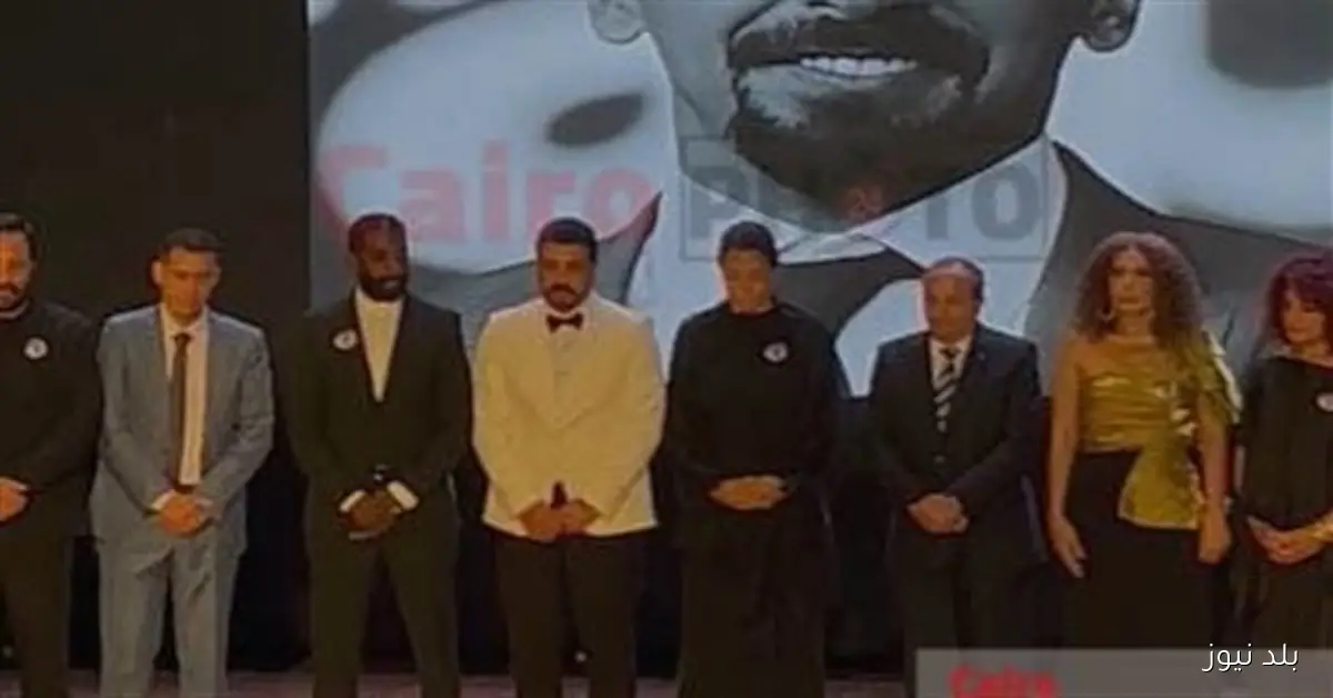 لحظة تكريم تيمور في ختام مهرجان بورسعيد السينمائي تثير مشاعر الأرملة