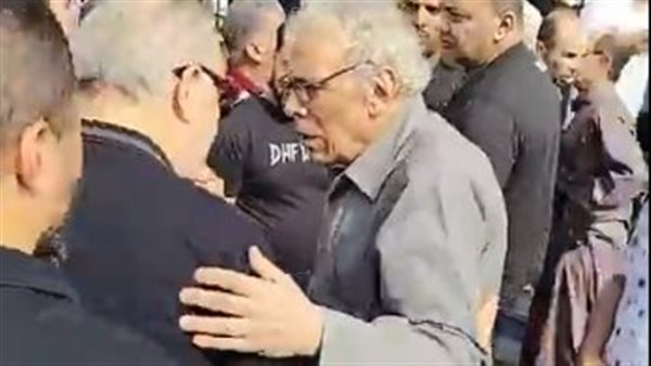 أشرف زكي يشارك في جنازة زوجة الفنان حسن العدل ويقدم العزاء له