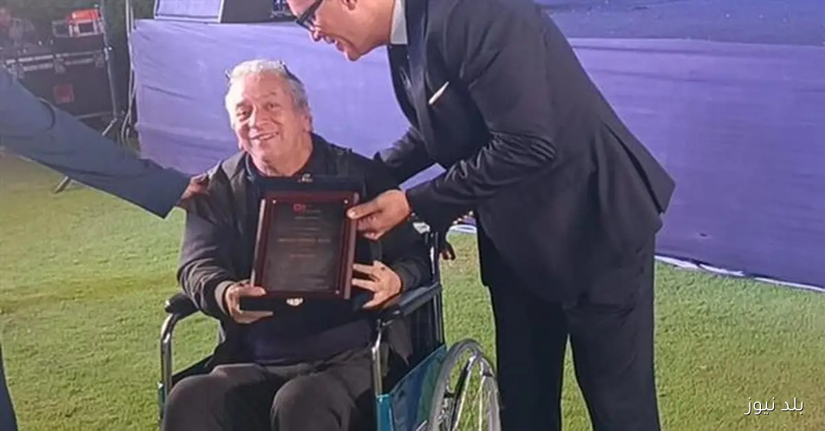 المخرج عمر عبد العزيز يتسلم تكريمه على كرسي متحرك في مهرجان VS-Film للأفلام القصيرة جدا