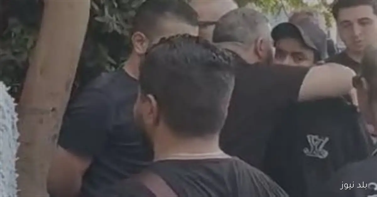 انهيار نجل السيناريست أحمد عبد الله أثناء تشييع جثمان والده لمثواه الأخير