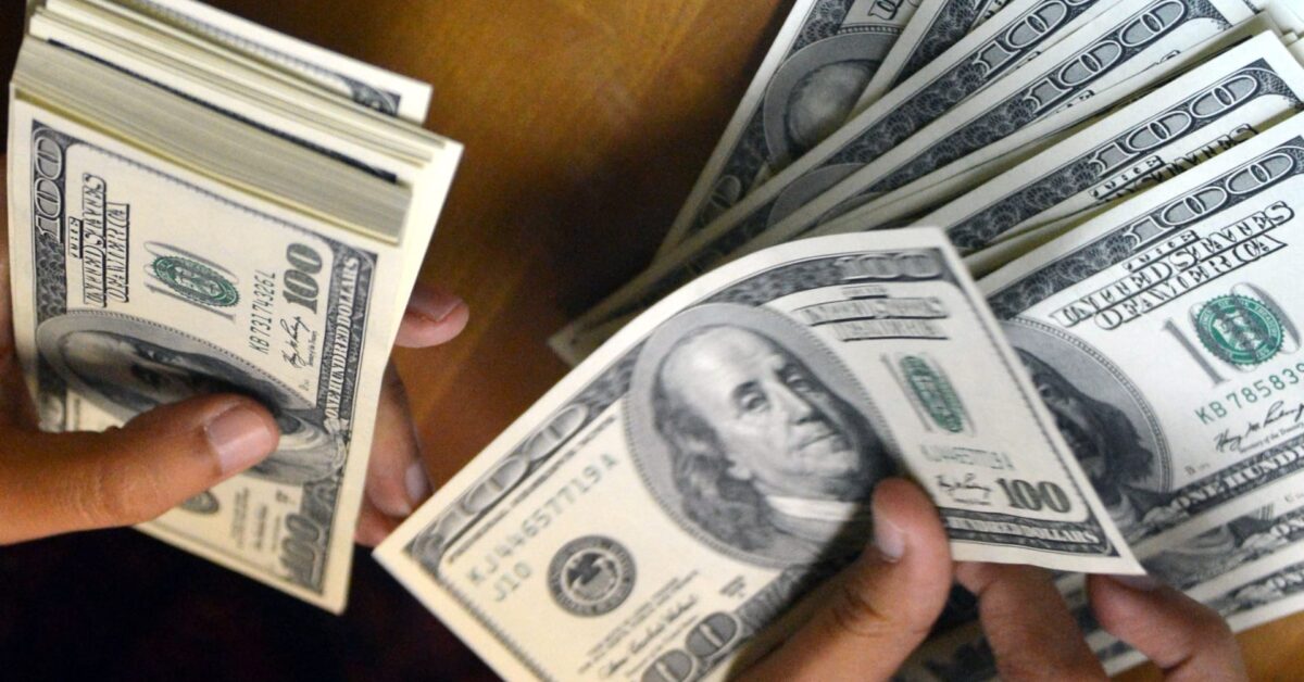 تحرك محدود في سعر الدولار أمام الجنيه المصري مع تباين بين البنوك