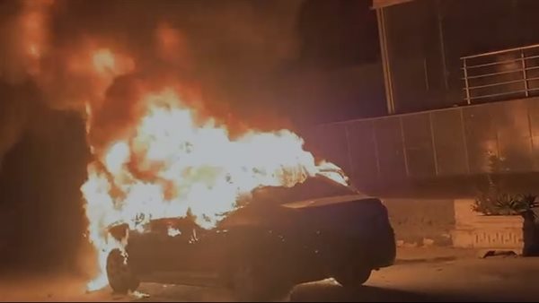 تفحم سيارة على محور المليون شجرة أمام صن سيتي مول