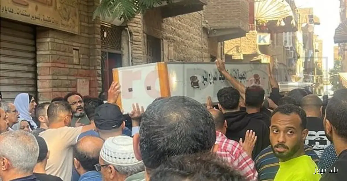 جثمان السيناريست أحمد عبد الله يغادر مسجد السراج المنير متجهاً إلى مثواه الأخير