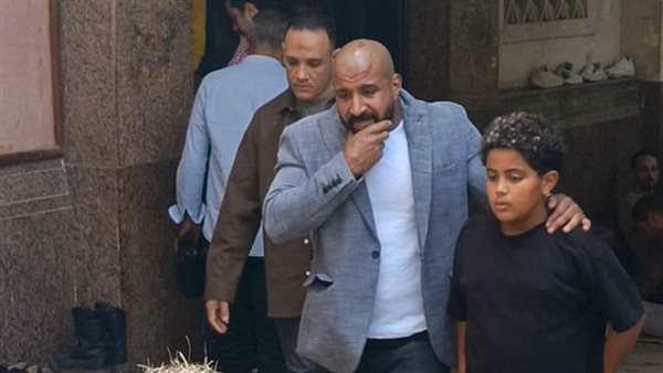 حزن نجل محمد رمضان خلال تشييع جثمان جده من مسجد مصطفى محمود بالمهندسين