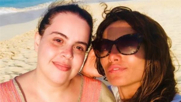 دعوات زينة لشقيقة ياسمين رئيس بعد تعرضها لأزمة صحية