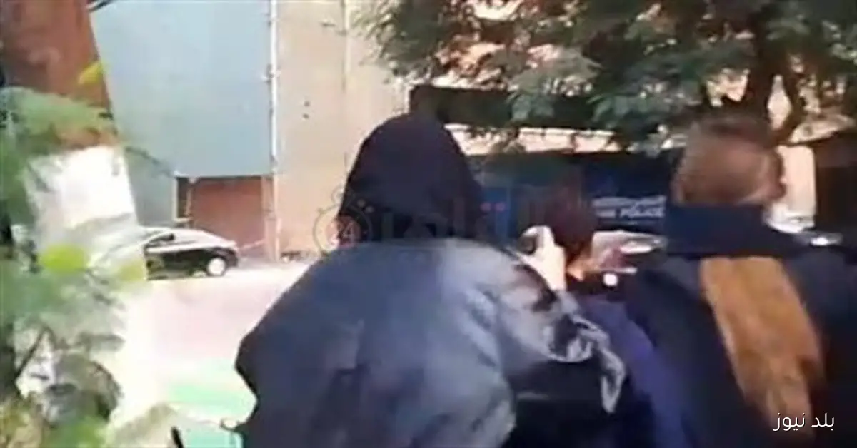 زوجة شقيق محمد رمضان وابنته تحضران صلاة الجنازة على والد الفنان في مسجد مصطفى محمود