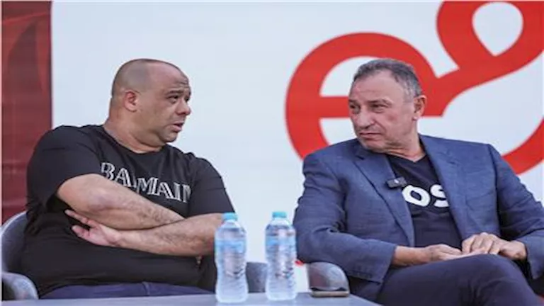 “سيتواصل اللاعبون بالقرار اليوم”.. لماذا سيعقد وليد صلاح اجتماعاً مع محمود الخطيب؟