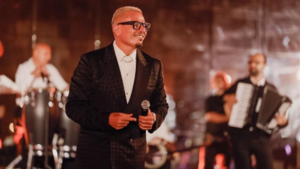 عمرو دياب يشعل أبوظبي بحفل أسطوري ويقدم أجمل أغانيه