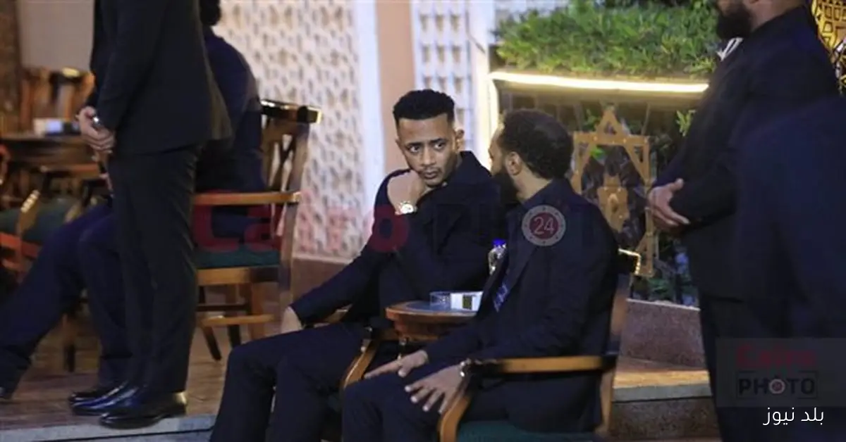 محمد رمضان وشقيقه يستقبلان عزاء والدهما في مسجد الشرطة بالشيخ زايد