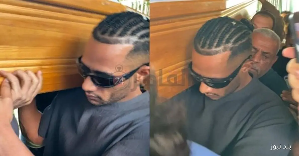 محمد رمضان يحمل نعش والده خلال تشييع الجنازة من مسجد مصطفى محمود بالمهندسين