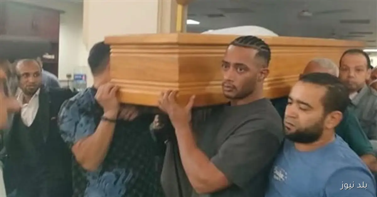 محمد رمضان يودع والده في جنازة مهيبة بمسجد مصطفى محمود