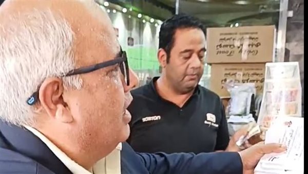 محمد زهران مرشح الغلابة بالمطرية يوزع ورق الدعاية بنفسه ويهدف لنقل أوجاع الناس للبرلمان