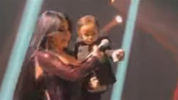 معجب يقتحم المسرح والفنانة تحمل طفلاً خلال غنائها أبرز لقطات حفل هيفاء وهبي في الأردن