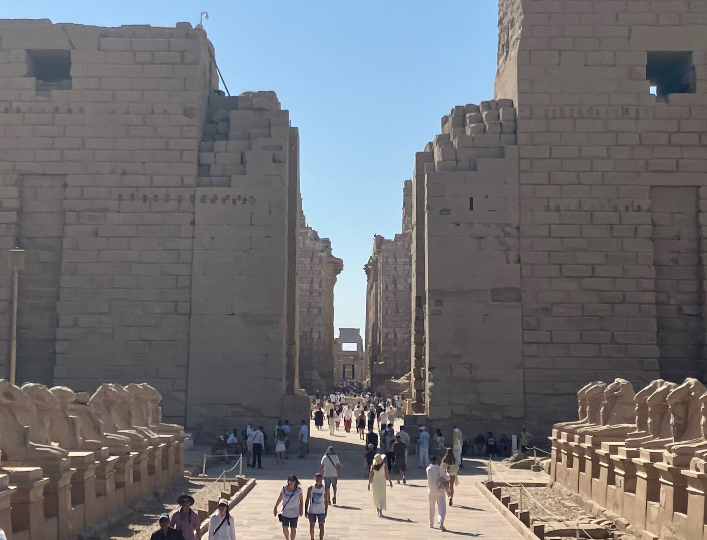 السياح يتحدون الطقس الحار فى معابد الكرنك السياح يتحدون الطقس الحار فى معابد الكرنك