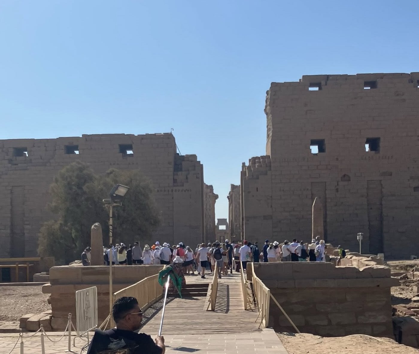 الأفواج السياحية خلال زيارتهم لمعابد الكرنك الأفواج السياحية خلال زيارتهم لمعابد الكرنك