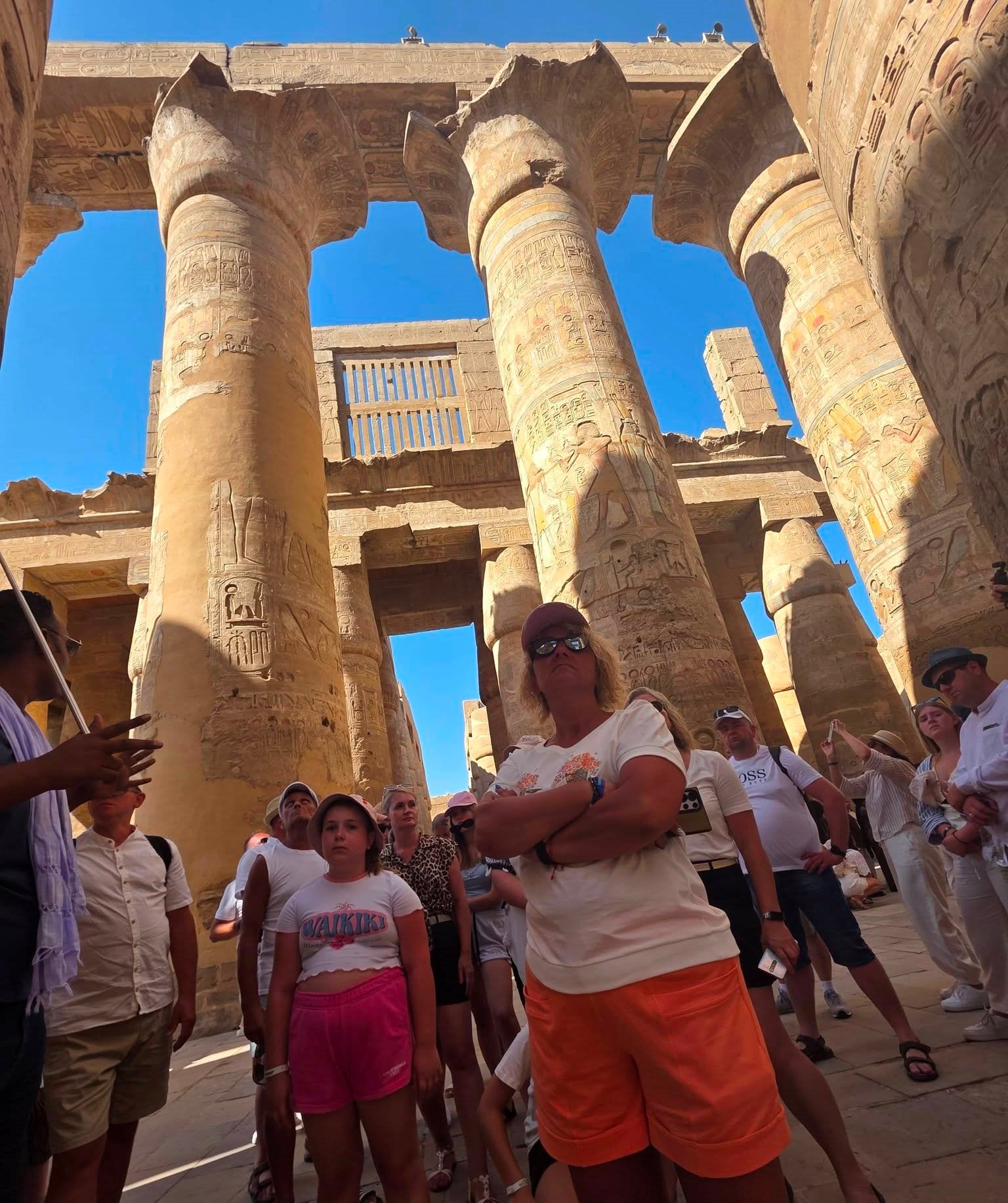 السياح خلال الاستماع لشرح المرشدين بصالة الأعمدة الكبرى السياح خلال الاستماع لشرح المرشدين بصالة الأعمدة الكبرى