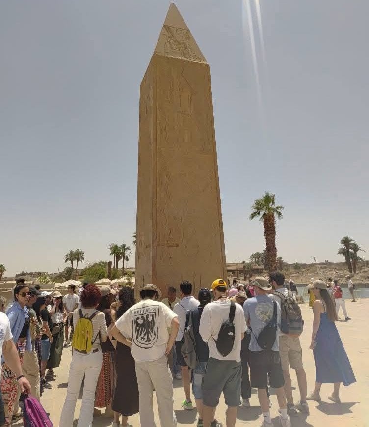 متعة الأجانب فى تحدي للطقس الحار بالكرنك متعة الأجانب فى تحدي للطقس الحار بالكرنك