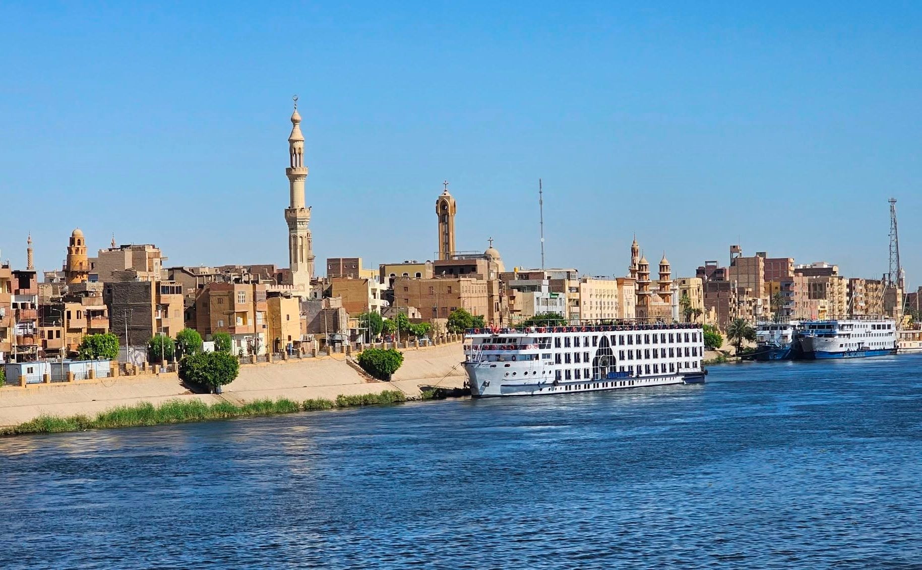 المراكب السياحية المميزة على ضفة النيل بمدينة إسنا المراكب السياحية المميزة على ضفة النيل بمدينة إسنا