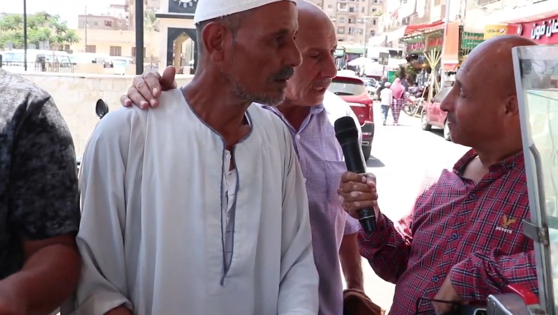 إشادة المارة بما يقدمه صلاح النقيب من عصير المجاني