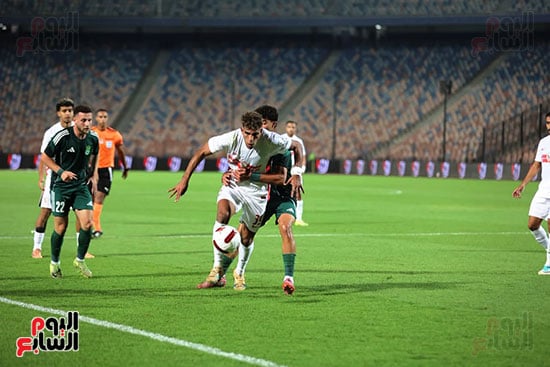 لاعب الاتحاد يمنع لاعب الزمالك من الوصول للكرة لاعب الاتحاد يمنع لاعب الزمالك من الوصول للكرة