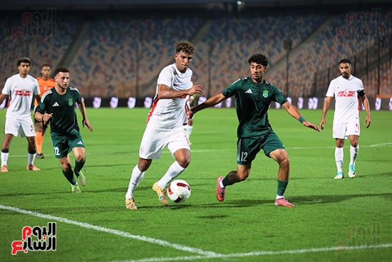 لاعب الزمالك محاولا المرور بالكرة بين لاعبى الاتحاد لاعب الزمالك محاولا المرور بالكرة بين لاعبى الاتحاد