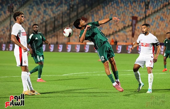 لاعب الاتحاد يحاول قطع الكرة اثناء المبارة لاعب الاتحاد يحاول قطع الكرة اثناء المبارة