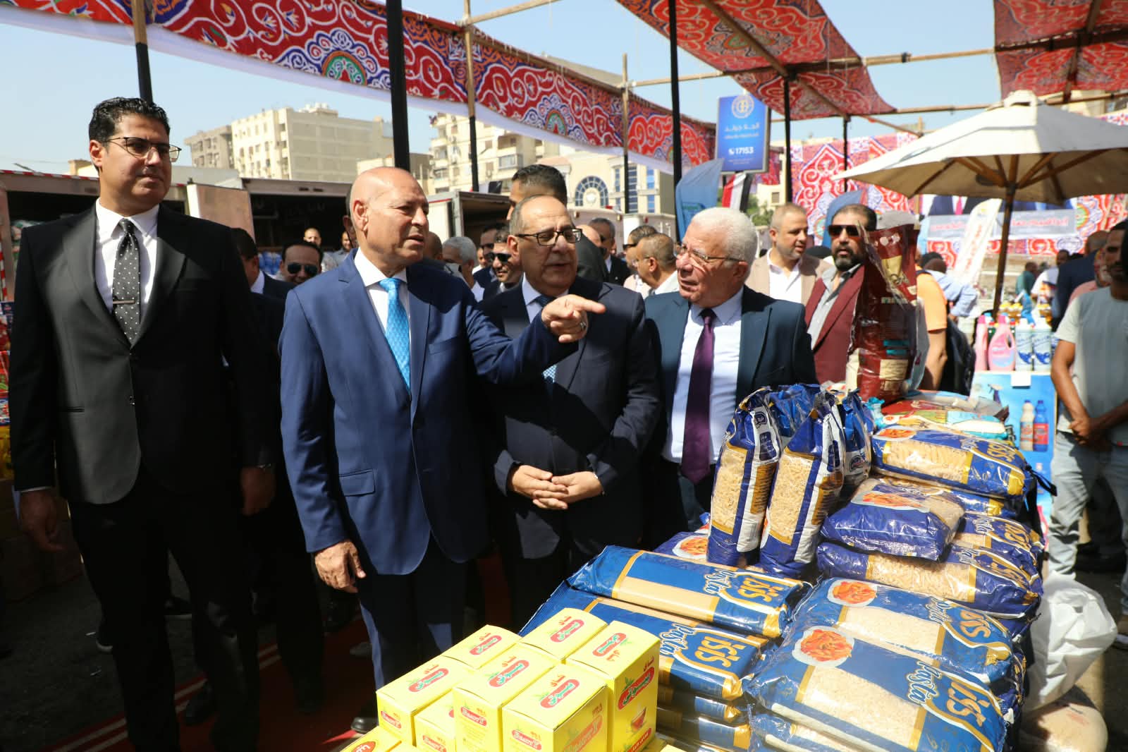 محافظ القاهرة يفتتح سوق اليوم الواحد محافظ القاهرة يفتتح سوق اليوم الواحد