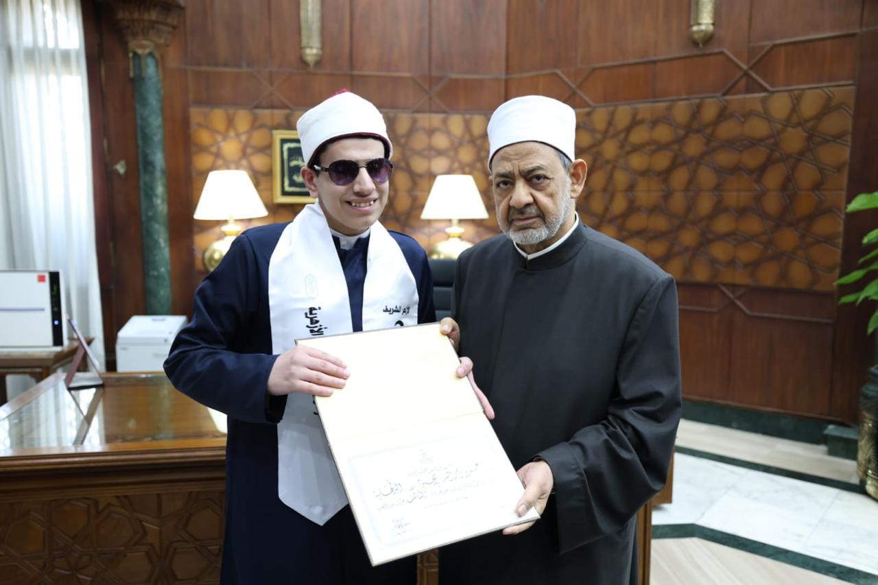 جانب من تكريم الأوائل جانب من تكريم الأوائل