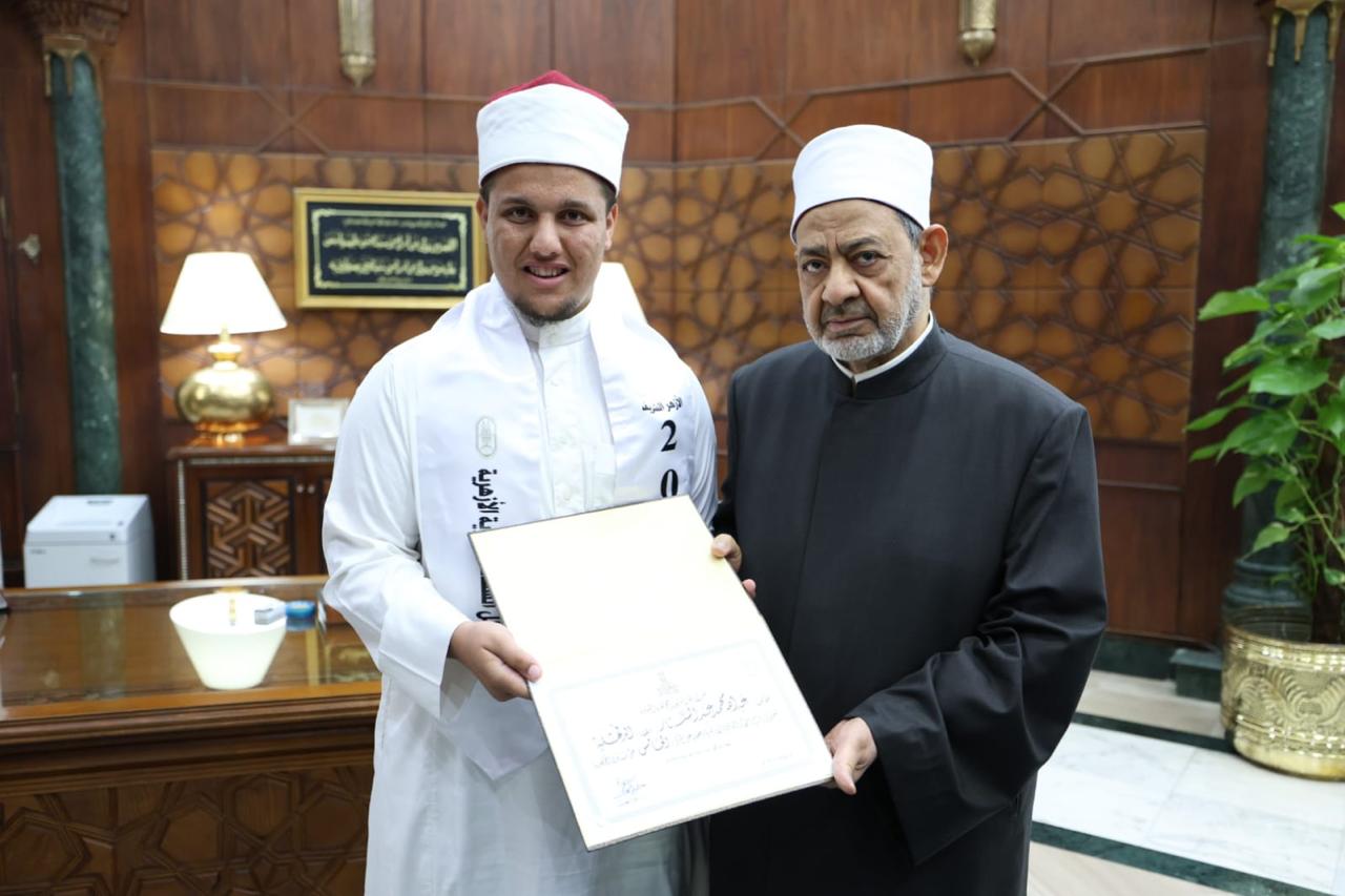 جانب من تكريم شيخ الأزهر للأوائل جانب من تكريم شيخ الأزهر للأوائل
