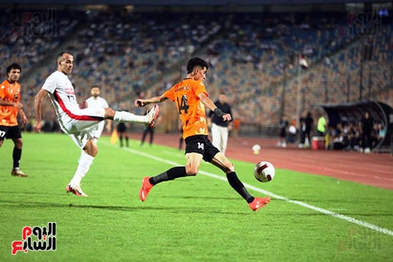 لاعب البنك الاهلى يقطع الكرة قبل ناصر منسى على خط التماس لاعب البنك الاهلى يقطع الكرة قبل ناصر منسى على خط التماس