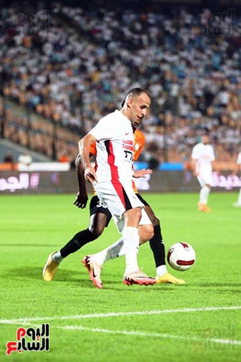 ناصر منسى لاعب الزمالك يحاول المرور من لاعب البنك الاهلى ناصر منسى لاعب الزمالك يحاول المرور من لاعب البنك الاهلى