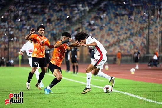 ادم كايد لاعب الزمالك يحاول المرور من لاعب البنك الاهلى ادم كايد لاعب الزمالك يحاول المرور من لاعب البنك الاهلى
