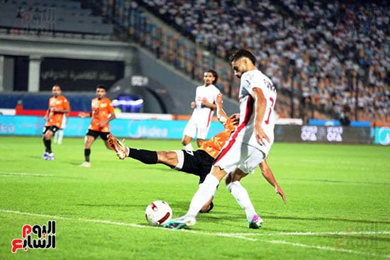 لاعب الزمالك يحول المرور بالكرة من لاعب البنك الاهلى لاعب الزمالك يحول المرور بالكرة من لاعب البنك الاهلى