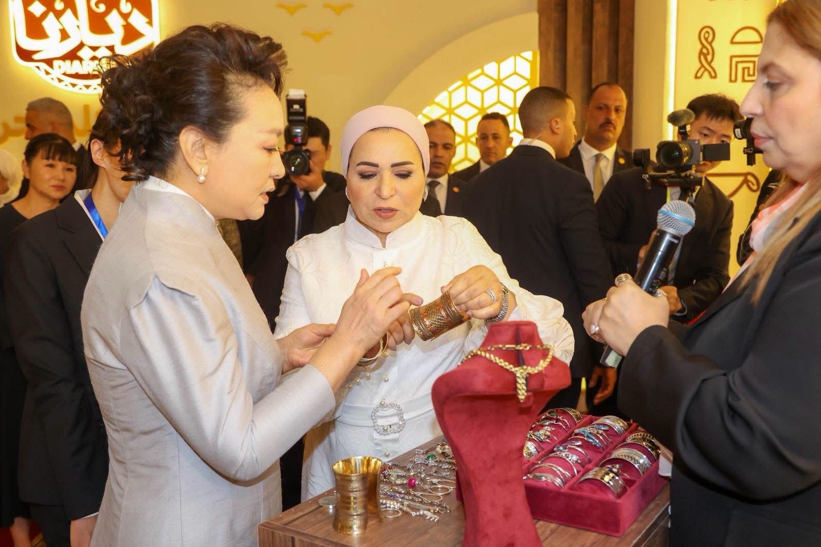 السيدة انتصار السيسى والسيدة بينغ لي يوان (3) السيدة انتصار السيسى والسيدة بينغ لي يوان (3)