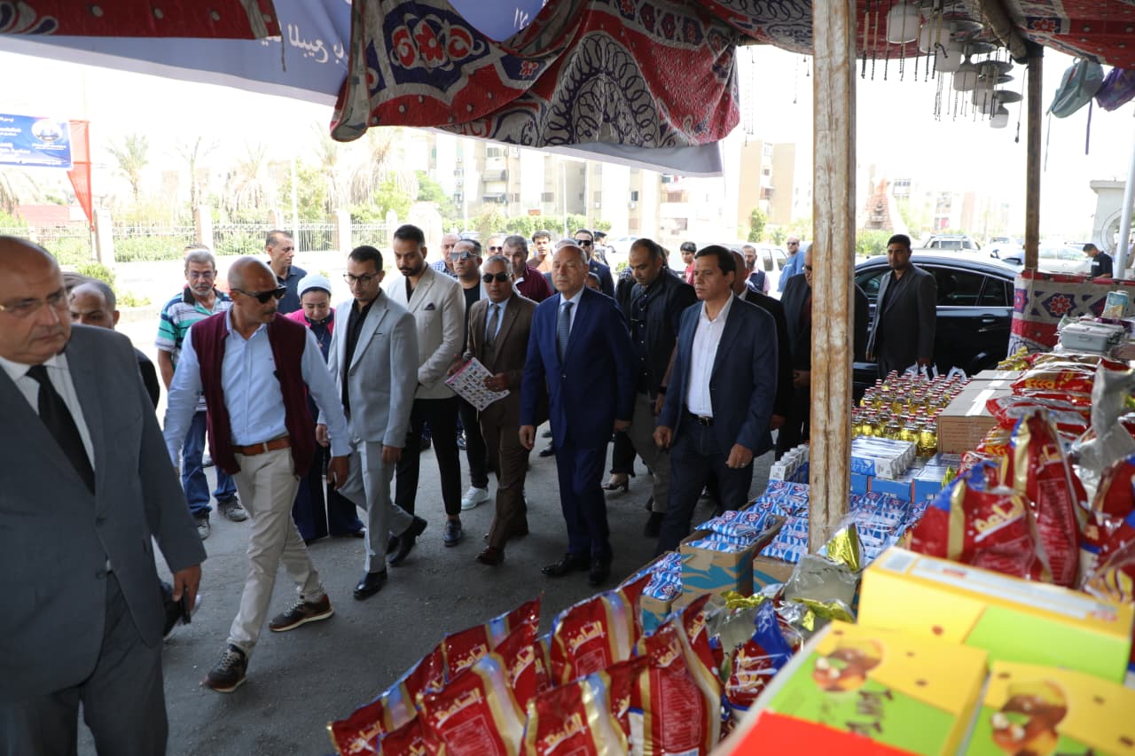 محافظ القاهرة يفتتح معرض السلع الغذائية ضمن مبادرة مع اهالينا (1)