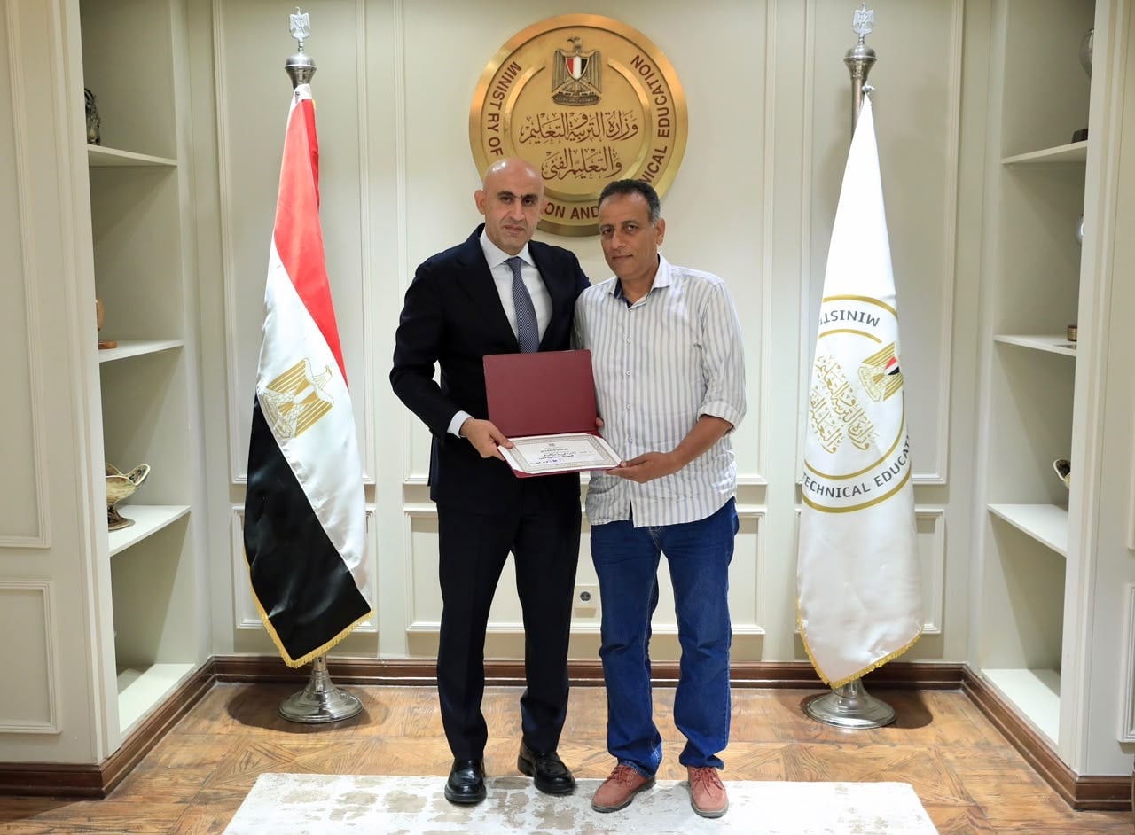 تكريم مدير المدرسة 