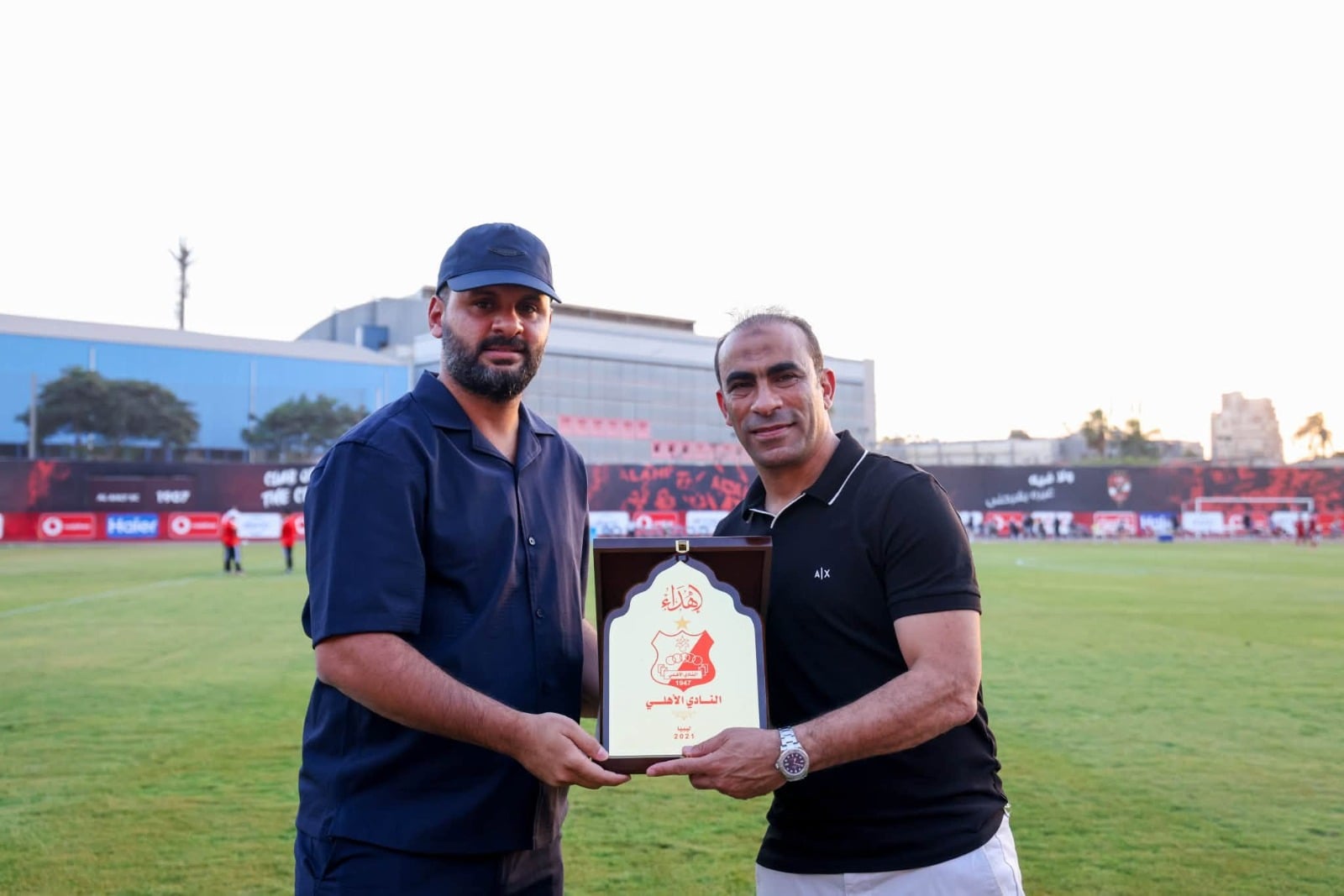 سيد عبد الحفيظ يتبادل الهدايا سيد عبد الحفيظ يتبادل الهدايا