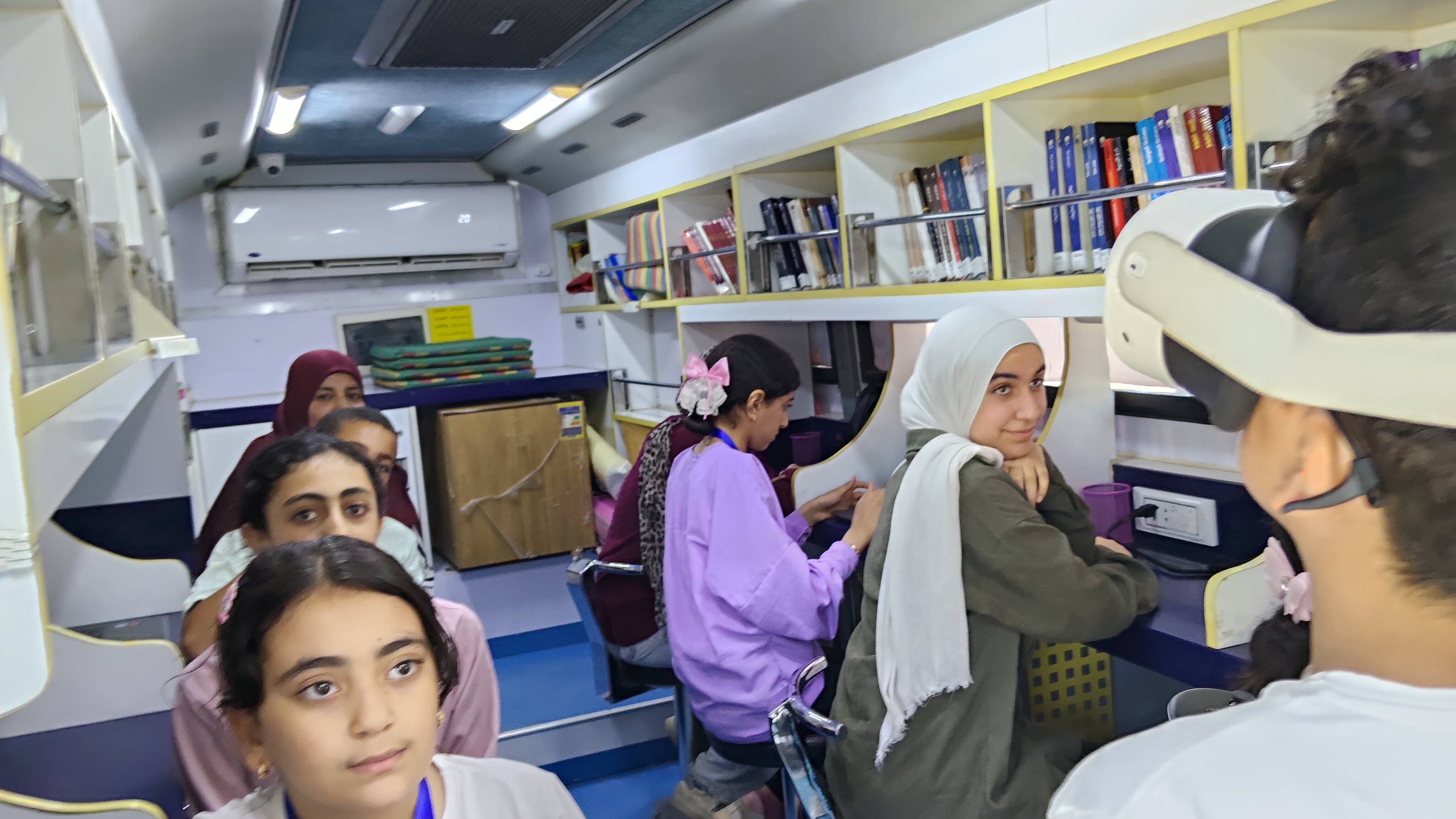 المكتبة المتنقلة داخل منتزة ادكو الدولى